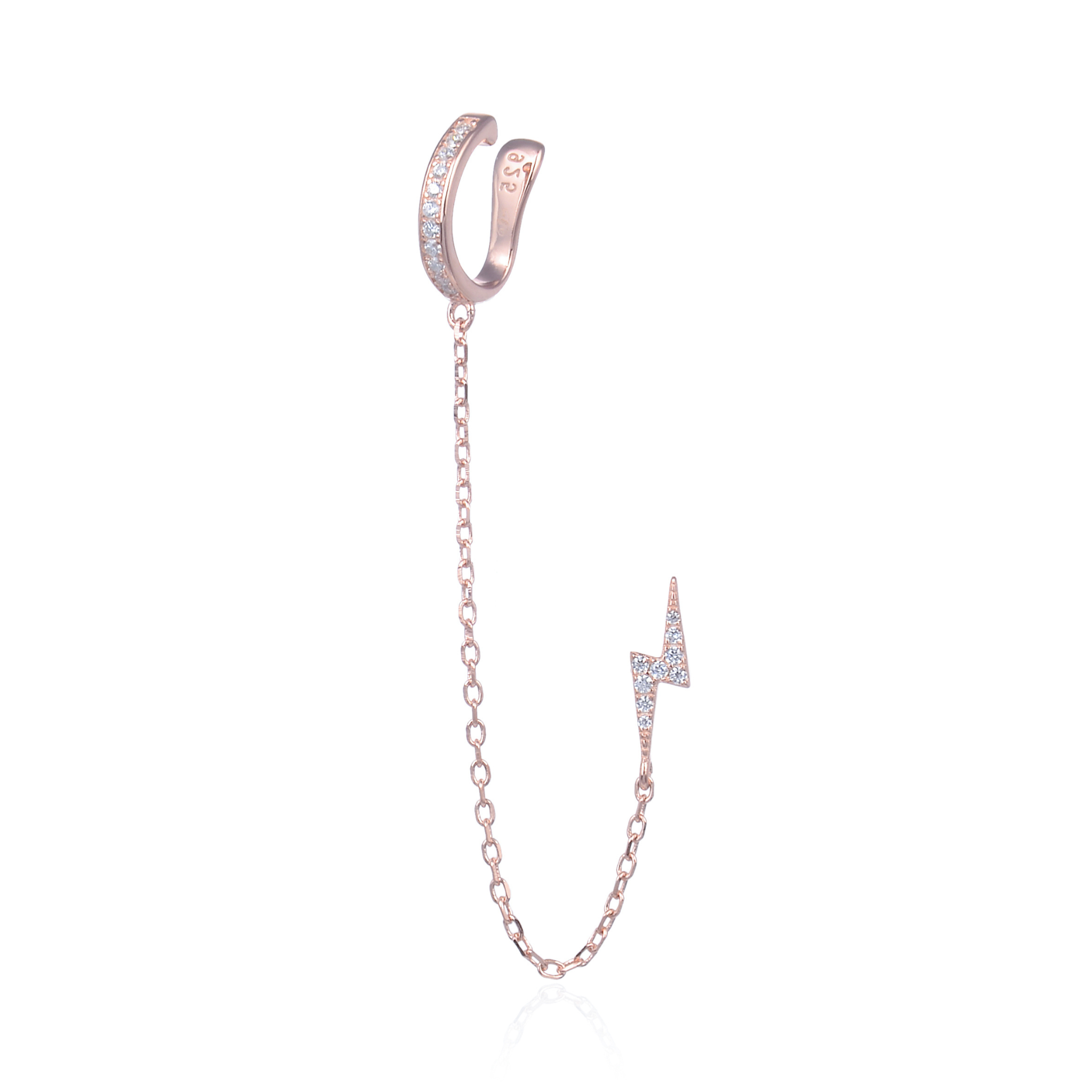 Monoboucle en argent 925 doré à l’or rose 18 carats, earcuff serti de zirconiums relié par une chaîne fine à une puce éclair pavée, finition polie brillante.