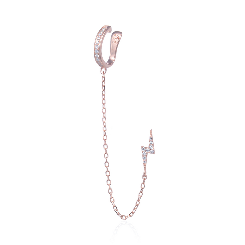 Monoboucle en argent 925 doré à l’or rose 18 carats, earcuff serti de zirconiums relié par une chaîne fine à une puce éclair pavée, finition polie brillante.