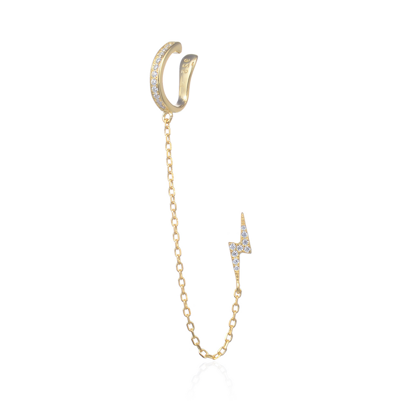 Monoboucle en argent 925 doré à l’or jaune 18 carats, earcuff serti de zirconiums relié par une chaîne fine à une puce éclair pavée, finition polie brillante.