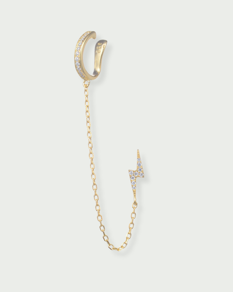 Monoboucle en argent 925 doré à l’or jaune 18 carats, earcuff serti de zirconiums relié par une chaîne fine à une puce éclair pavée, finition polie brillante.
