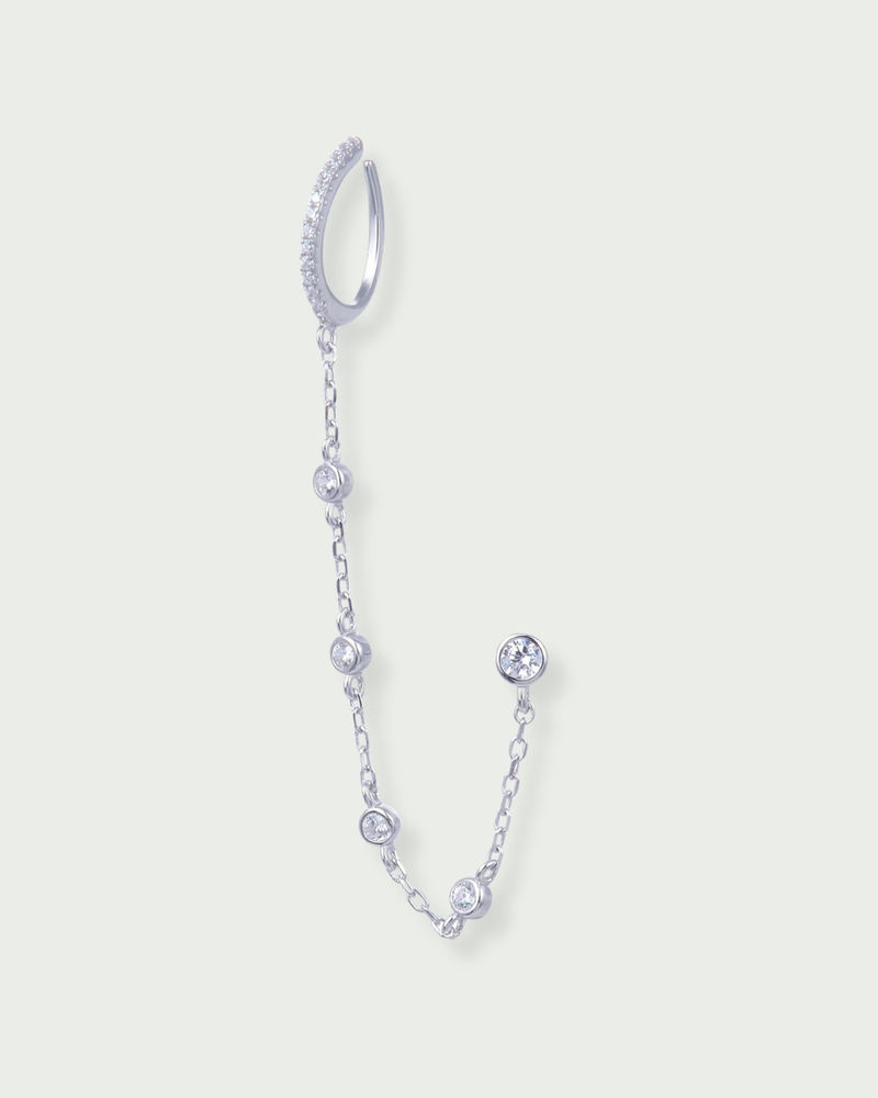 Monoboucle en argent 925 rhodié earcuff serti de zirconiums relié par une chaîne fine à une puce sertie clos