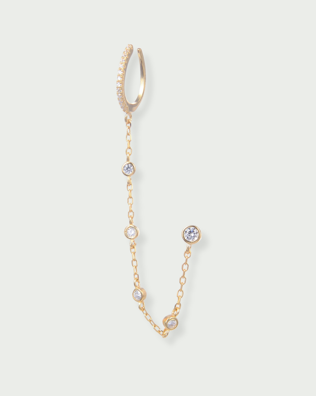 Monoboucle en argent 925 doré à l’or jaune 18 carats, earcuff serti de zirconiums relié par une chaîne fine à une puce sertie clos