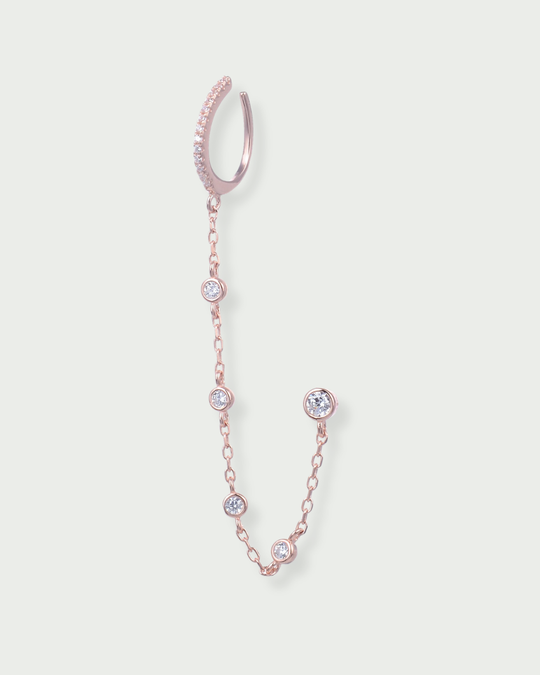 Monoboucle en argent 925 doré à l’or rose 18 carats, earcuff serti de zirconiums relié par une chaîne fine à une puce sertie clos