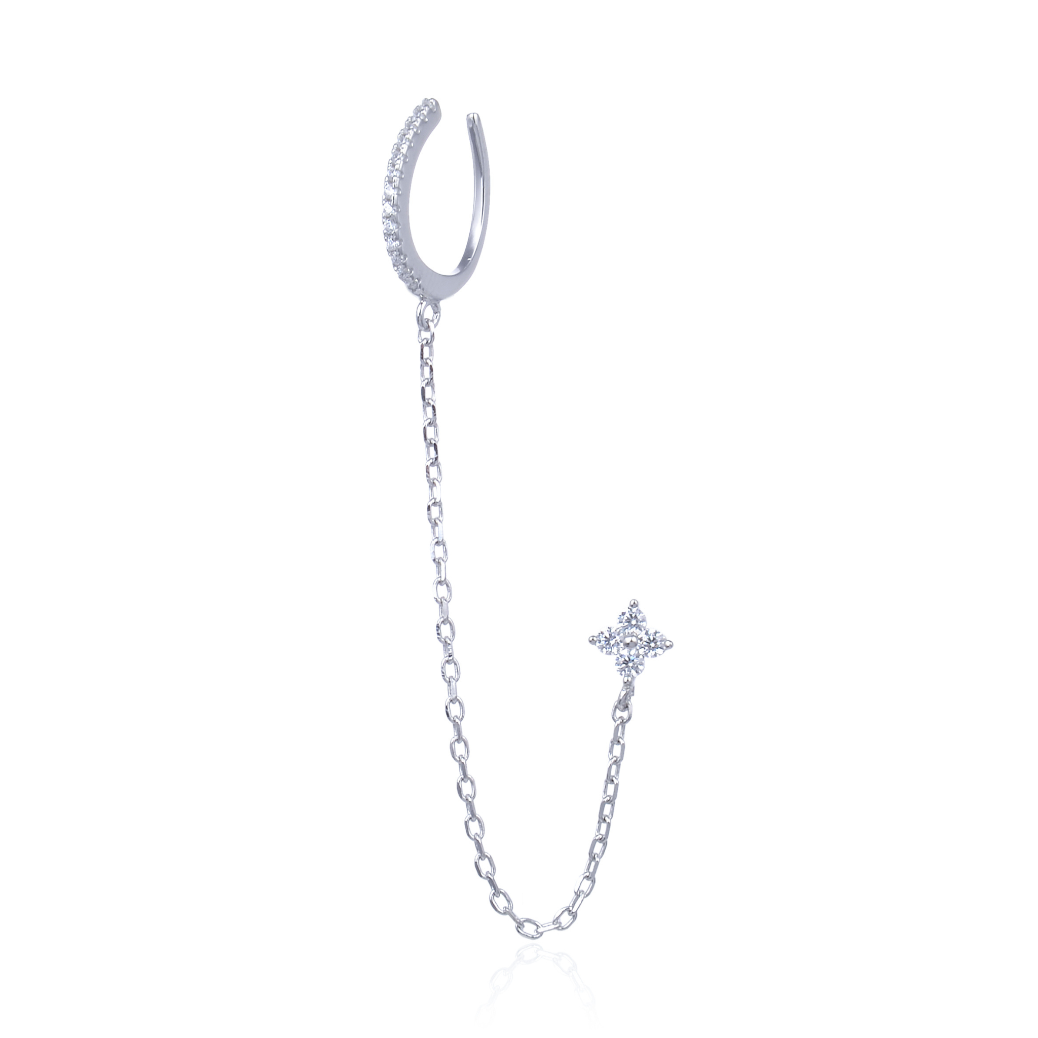 Monoboucle en argent 925 rhodié, earcuff serti de zirconiums relié par une chaîne fine à une puce style fleur en zircons, finition polie brillante.