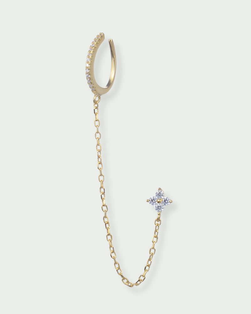 Monoboucle en argent 925 doré à l’or jaune 18 carats, earcuff serti de zirconiums relié par une chaîne fine à une puce style fleur en zircons, finition polie brillante.