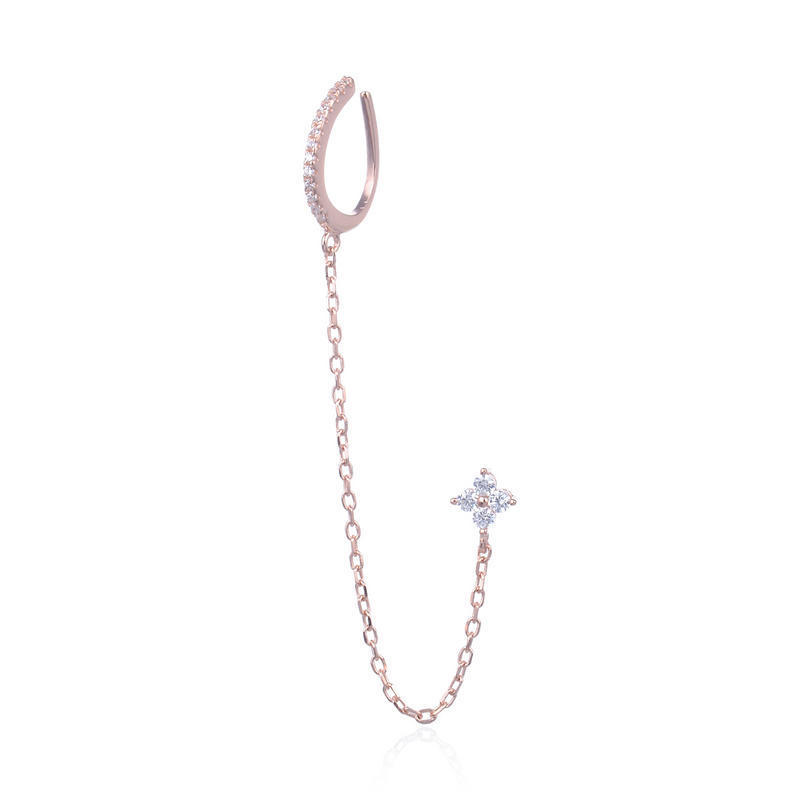 Monoboucle en argent 925 doré à l’or rose 18 carats, earcuff serti de zirconiums relié par une chaîne fine à une puce éclair pavée, finition polie brillante.