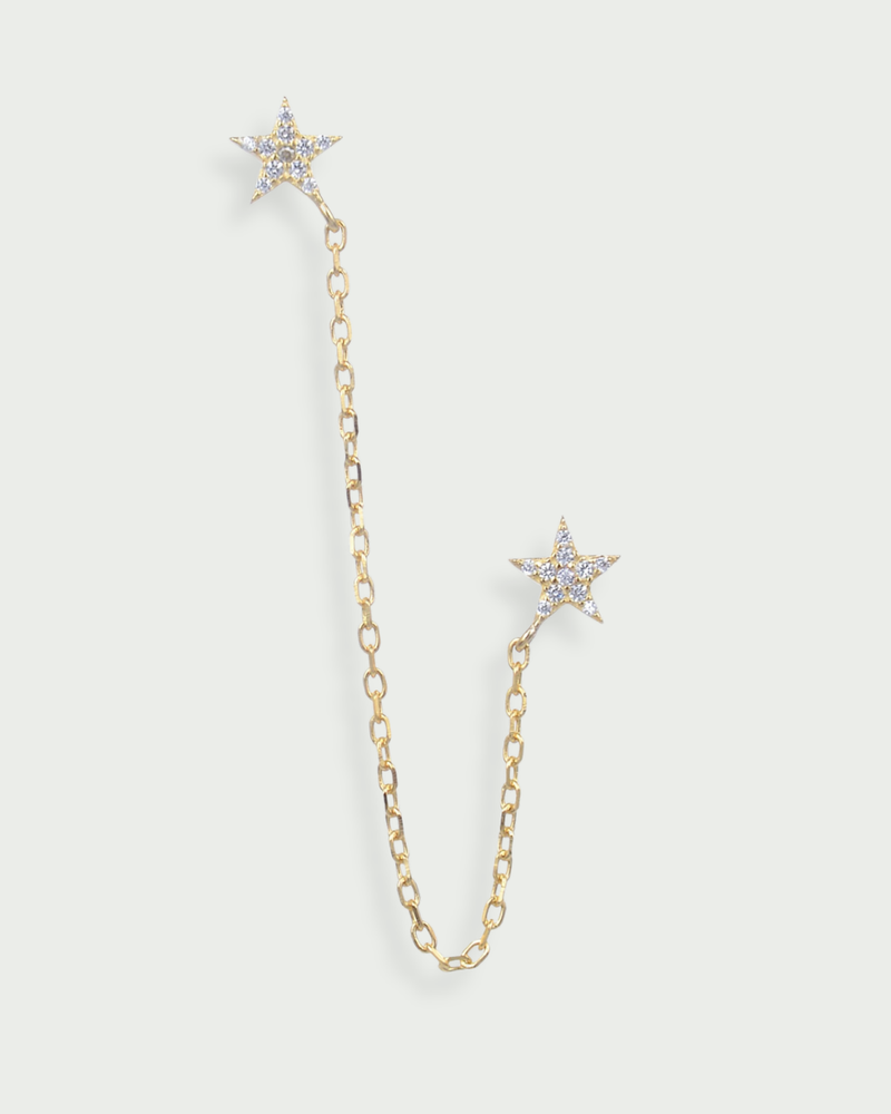 Monoboucle en argent 925 doré à l’or jaune 18 carats, deux puces étoiles pavées relié par une chaîne fine , finition polie brillante.