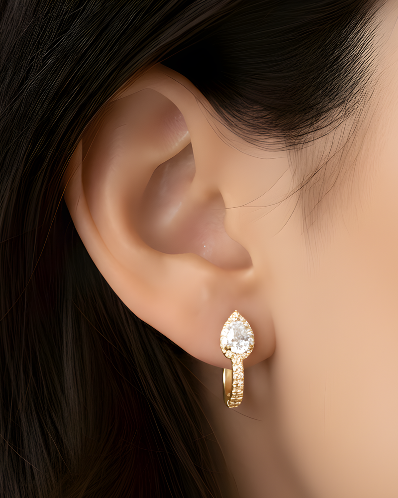 Mini créoles Infini Poire en argent 925 doré à l’or 18 carats, pendentif goutte‑poire élégant agrémenté d’un pavage de zirconiums taille ronde, finition polie brillante.