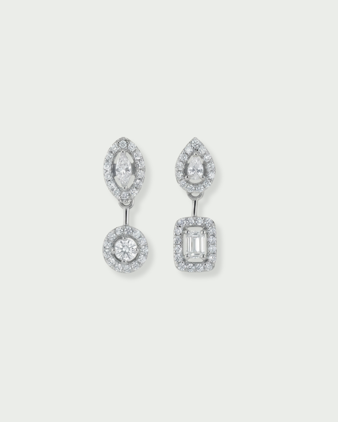 Puces asymétriques « Gabriella » – Blanc en argent 925 millièmes rhodié, composées de deux puces ornées de pierres en zirconium alternant les tailles ronde, marquise, poire et émeraude, longueur 17 mm, finition polie brillante.