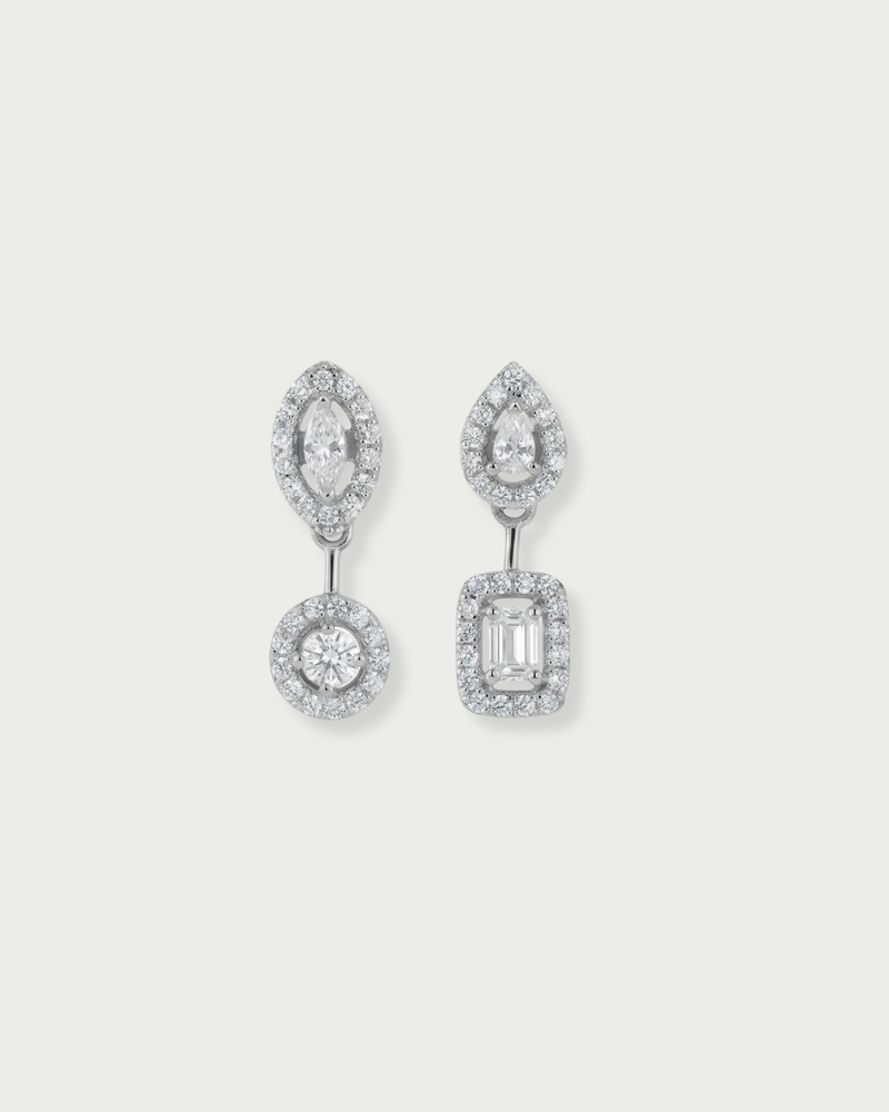 Puces asymétriques « Gabriella » – Blanc en argent 925 millièmes rhodié, composées de deux puces ornées de pierres en zirconium alternant les tailles ronde, marquise, poire et émeraude, longueur 17 mm, finition polie brillante.