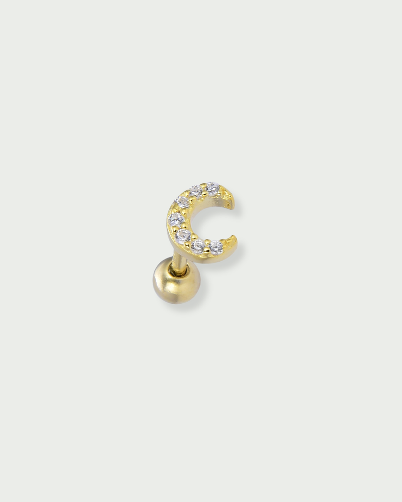 Piercing d’oreille en argent 925 millièmes doré à l’or fin 18 carats, délicatement orné d’une petite lune sertie de pierres en zirconium. Silhouette fine et lumineuse, pensée pour sublimer le lobe avec subtilité.
