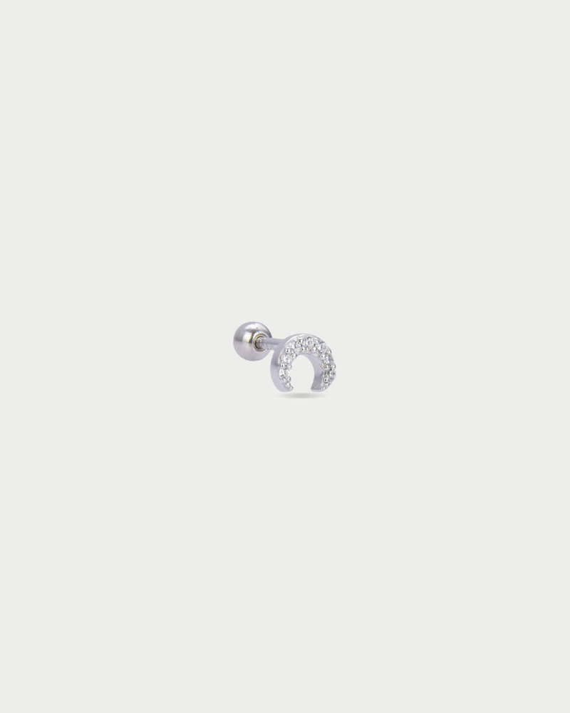 Piercing d’oreille en argent 925 millièmes rhodié, à la teinte blanche lumineuse, orné d’une petite lune délicatement pavée de zircons blancs. Sa silhouette céleste, fine et lumineuse, capte subtilement la lumière et illumine le lobe avec élégance