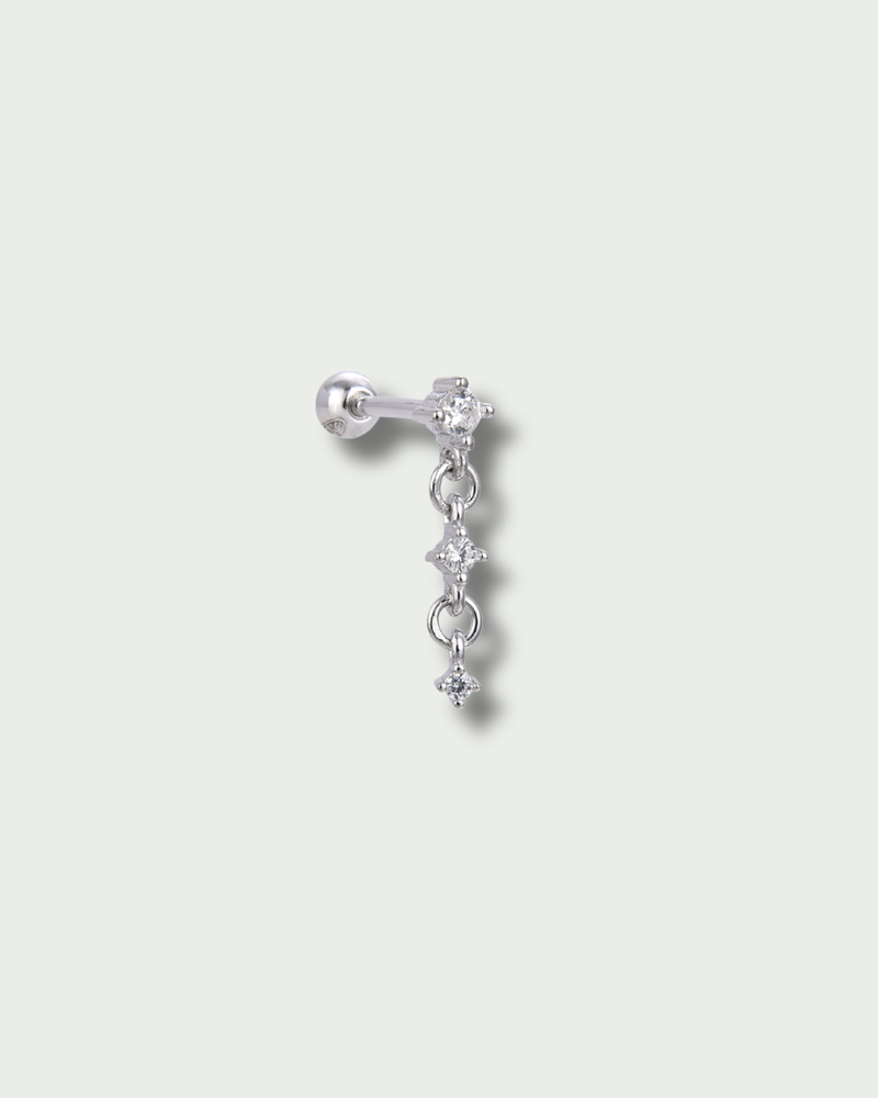 Piercing d’oreille en argent 925 millièmes rhodié, à la teinte blanche lumineuse, orné de trois petites pierres en zirconium délicatement montées sur une fine chaîne. Un design épuré et aérien qui apporte éclat et mouvement au porté.
