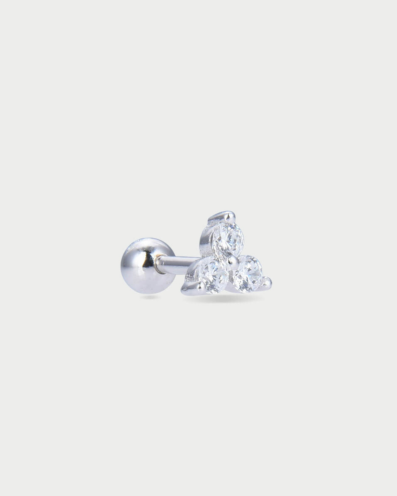 Piercing Trio Intemporel – Blanc en argent 925 rhodié, trois pierres finement serties en ligne, finition polie brillante résistante à l’oxydation, fermoir sécurisé, éclat net et structuré, idéal seul ou en accumulation.
