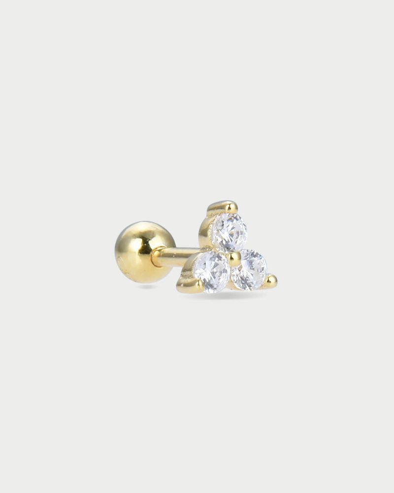 Piercing Trio Intemporel – Doré en argent 925 doré à l’or 18 carats, trois pierres finement serties en ligne, finition lumineuse résistante à l’oxydation, fermoir sécurisé, éclat solaire et structuré, parfait seul ou en accumulation.
