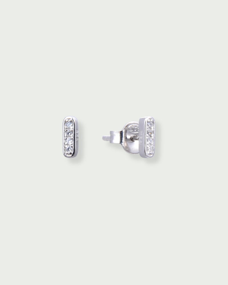 Puces Square Intemporel – Blanc en argent 925 rhodié, silhouette carrée aux lignes nettes délicatement sertie pour un éclat pur et structuré, finition polie brillante résistante à l’oxydation, fermoir papillon sécurisé, conçues pour illuminer le visage d’une touche graphique et intemporelle, du quotidien aux occasions les plus élégantes.
