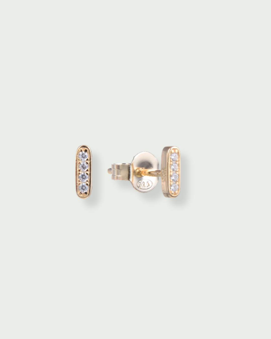 Puces Square Intemporel – Doré en argent 925 doré à l’or 18 carats, silhouette carrée aux lignes nettes délicatement sertie pour un éclat lumineux et structuré, finition résistante à l’oxydation, fermoir papillon sécurisé, imaginées pour illuminer le visage d’une touche graphique et solaire, du quotidien aux moments les plus précieux.
