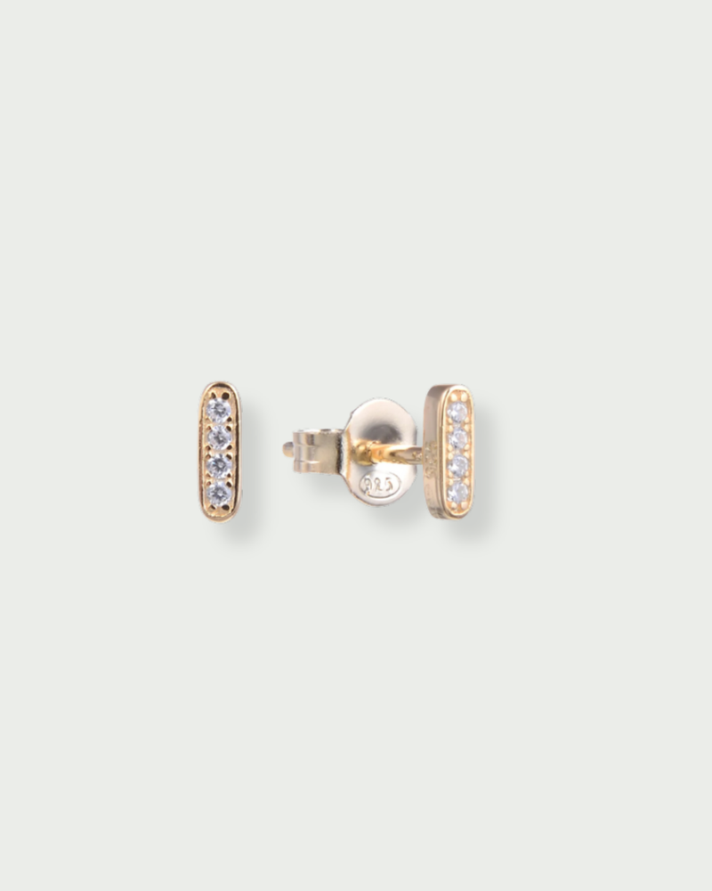 Puces Square Intemporel – Doré en argent 925 doré à l’or 18 carats, silhouette carrée aux lignes nettes délicatement sertie pour un éclat lumineux et structuré, finition résistante à l’oxydation, fermoir papillon sécurisé, imaginées pour illuminer le visage d’une touche graphique et solaire, du quotidien aux moments les plus précieux.
