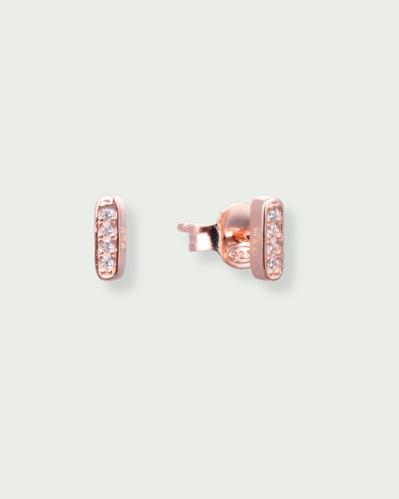Puces Square Intemporel – Rose en argent 925 doré à l’or rose 18 carats, silhouette carrée aux lignes nettes délicatement sertie pour un éclat structuré et raffiné, finition lumineuse résistante à l’oxydation, fermoir papillon sécurisé, conçues pour illuminer le visage d’une touche graphique et élégante, du quotidien aux occasions les plus précieuses.

