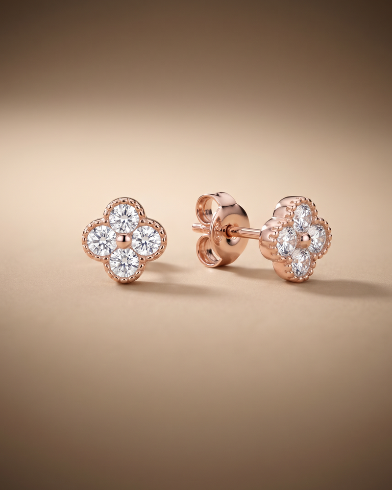 Puces d’oreilles EDEN roses signées GENA Jewelry, sublimées par une finition dorée rose et des zircons étincelants. Des boucles d’oreilles délicates au design raffiné, idéales pour illuminer le visage.