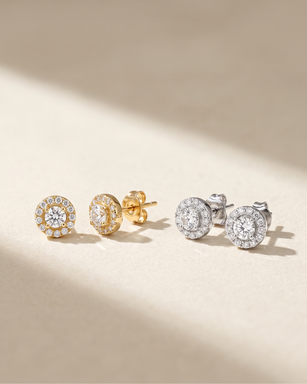 Puces rondes pavées en argent 925 rhodié et doré a l'or jaune 18K avec zirconium central et entourage pavé, diamètre 4 mm. 