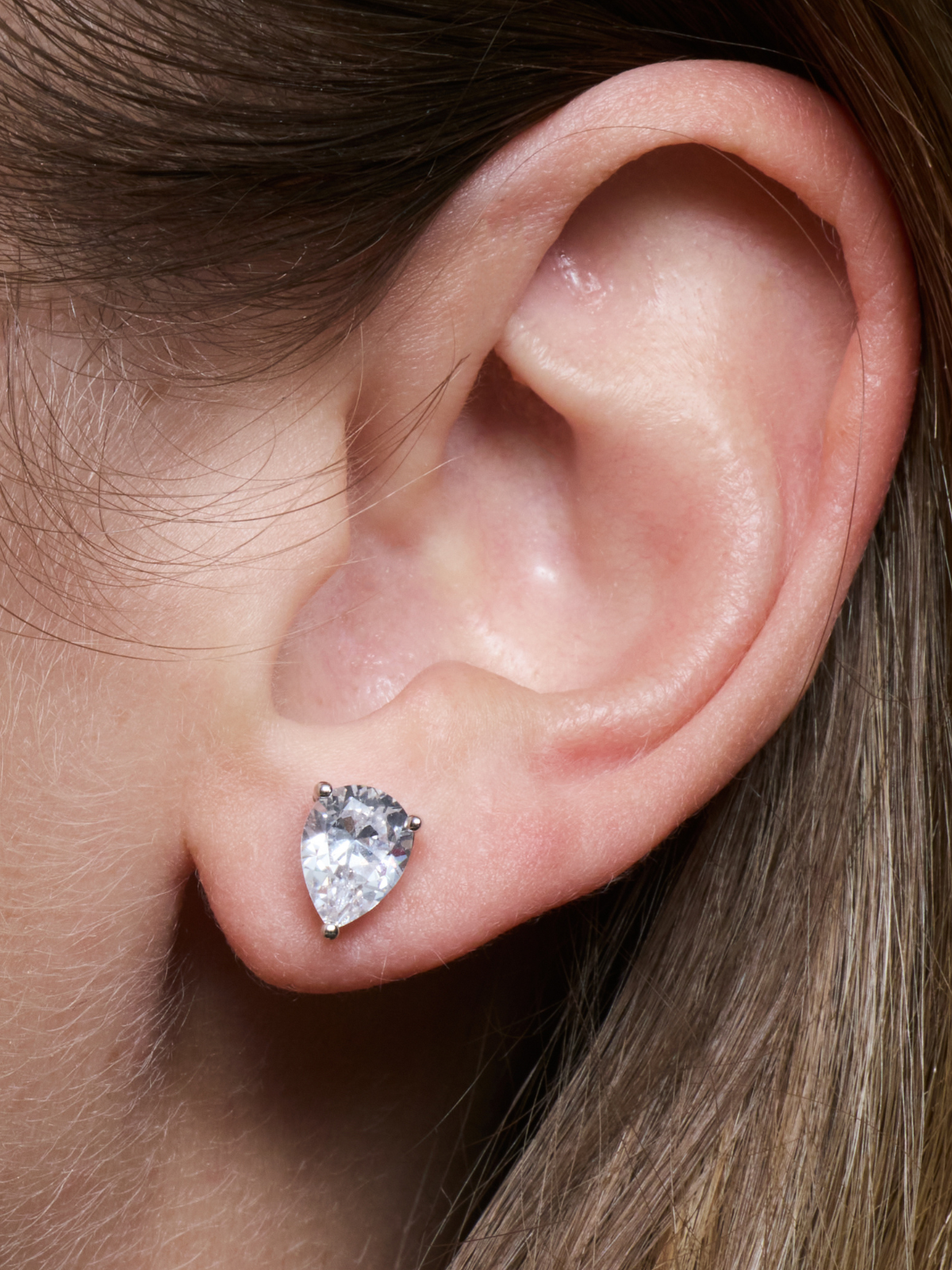 Puces d’oreilles Pear Glow blanches en argent 925 rhodié avec zirconium taille poire scintillant, design délicat et lumineux qui met en valeur le lobe.