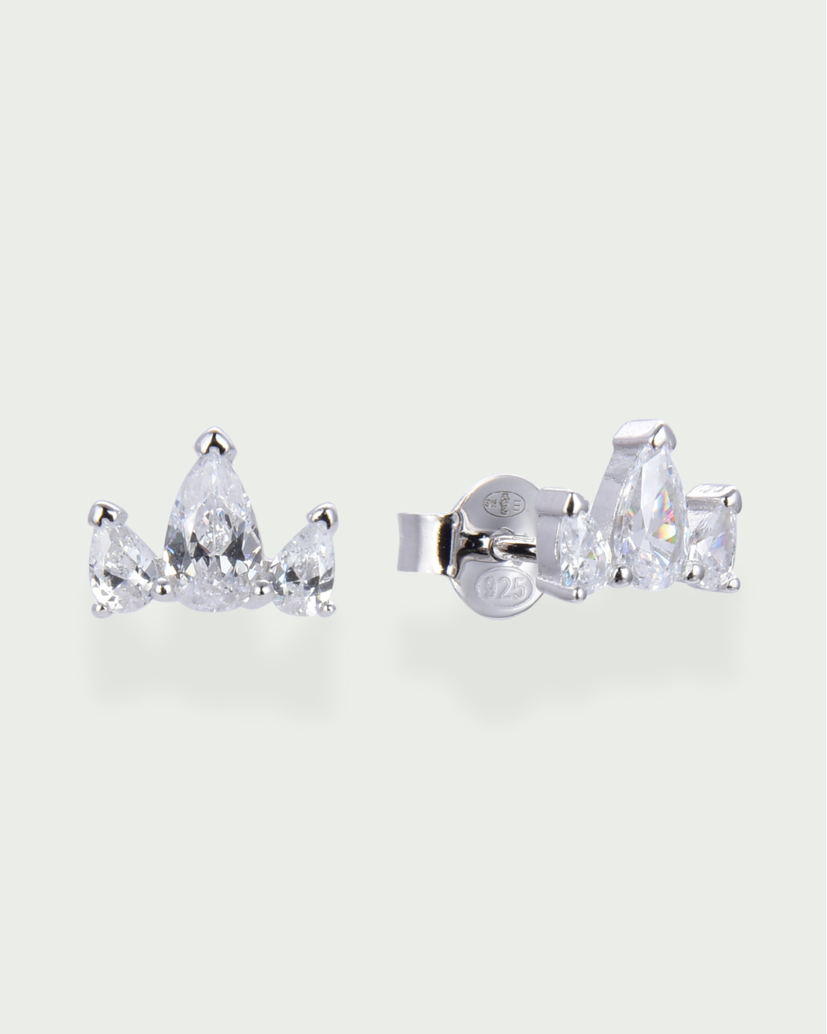 Puces d’oreilles Queen Pear Glow blanches en argent 925 rhodié ornées d’un trio de zirconiums taille poire formant une petite couronne scintillante, design élégant et lumineux qui sublime le lobe.