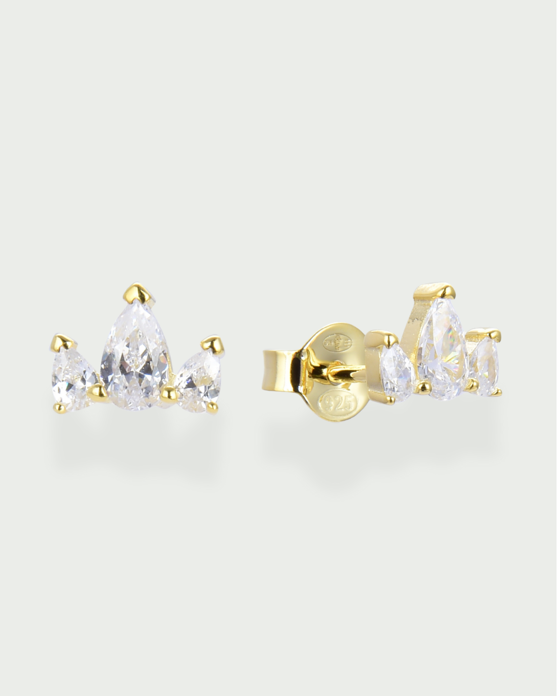 Puces d’oreilles Queen Pear Glow dorées en argent 925 plaqué or 18 carats, ornées d’un trio de zirconiums taille poire formant une petite couronne scintillante, design élégant et lumineux pour sublimer le lobe.