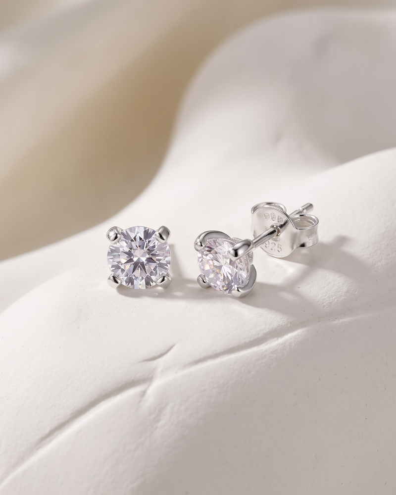 Puces XL Intemporel – Blanc en argent 925 rhodié, volume généreux à la ligne épurée, finition polie brillante résistante à l’oxydation, fermoir papillon sécurisé, conçues pour apporter une touche d’éclat.