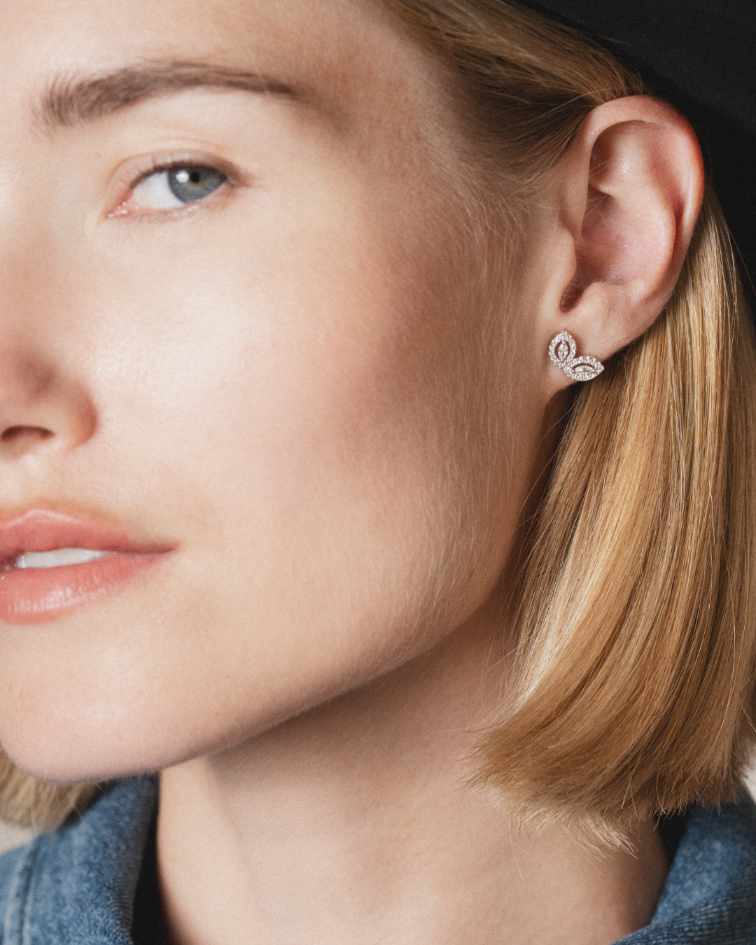 Boucles d’oreilles puces « Demi Fleur de Vie » en argent 925 doré à l’or rose 18 carats, motif floral minimaliste sublimé par deux pierres taille marquise et un pavage de zirconiums taille ronde, finition polie brillante.