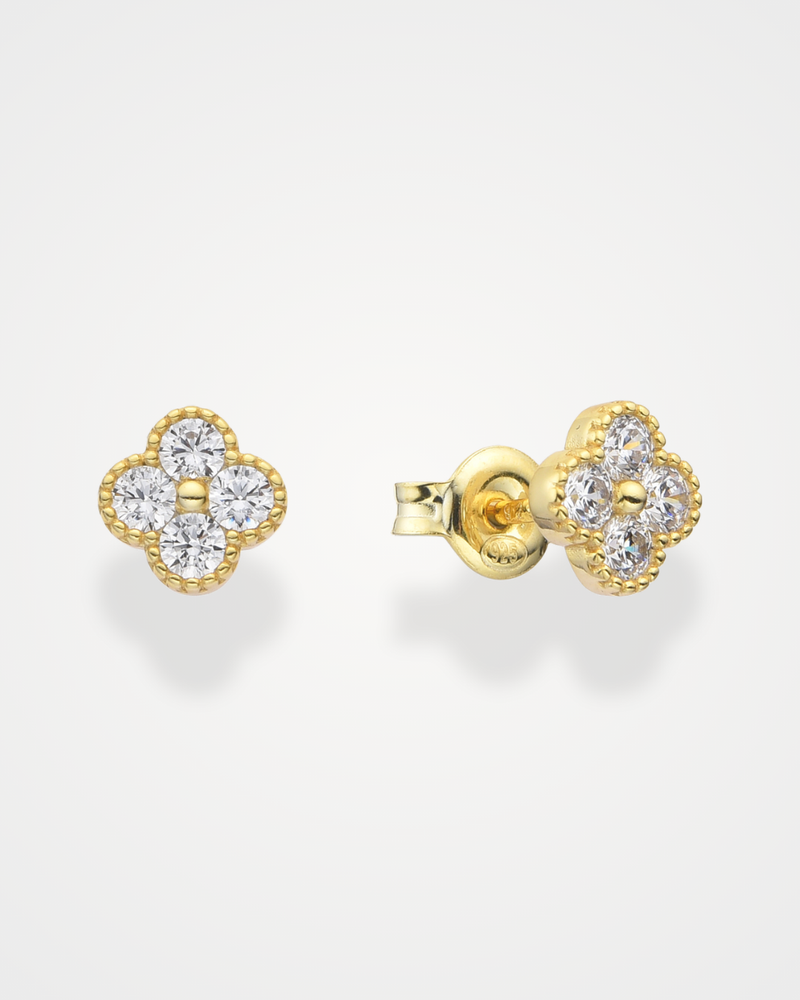 Boucles d’oreilles puces EDEN dorées en argent 925 doré à l’or 18 carats, ornées de zircons blancs scintillants. Un motif délicat et lumineux signé GENA Jewelry, pour une touche d’élégance au quotidien.