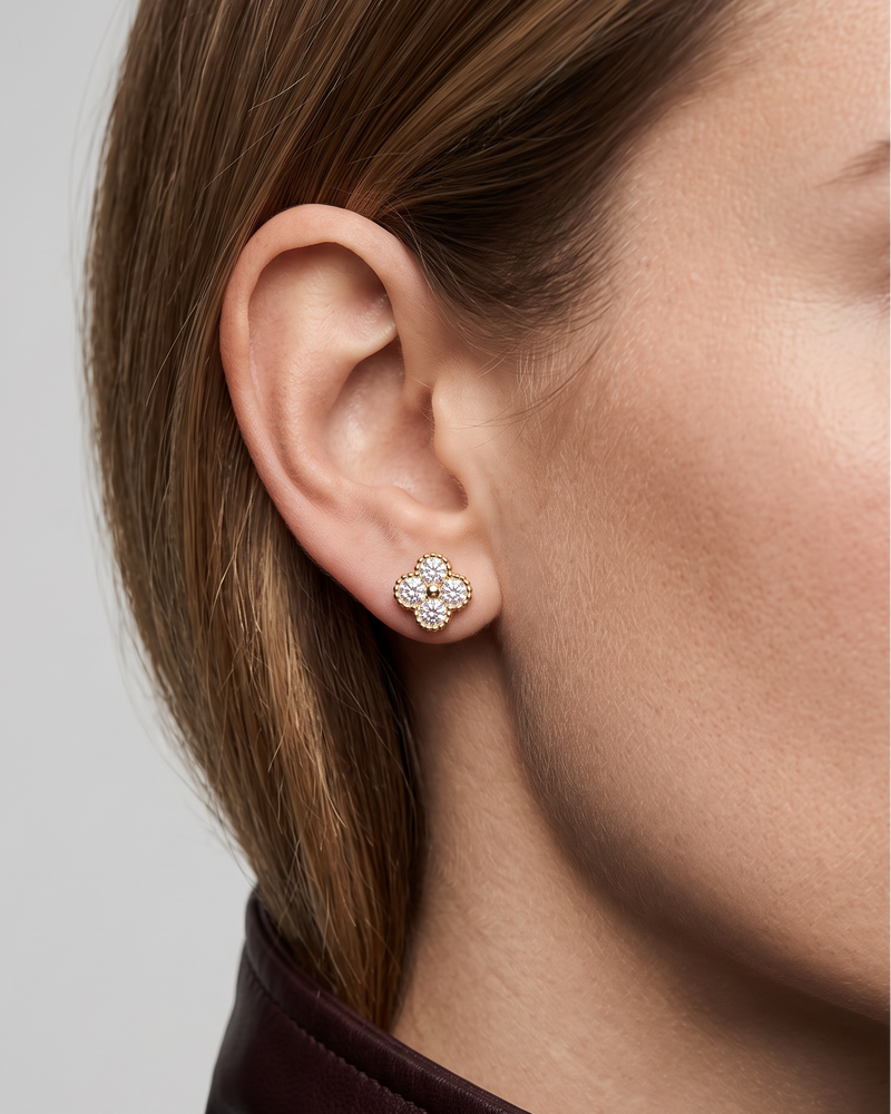 Puces d’oreilles EDEN dorées signées GENA Jewelry, en argent 925 plaqué or 18 carats et sublimées par des zircons blancs étincelants. Des boucles d’oreilles raffinées au design féminin et intemporel.