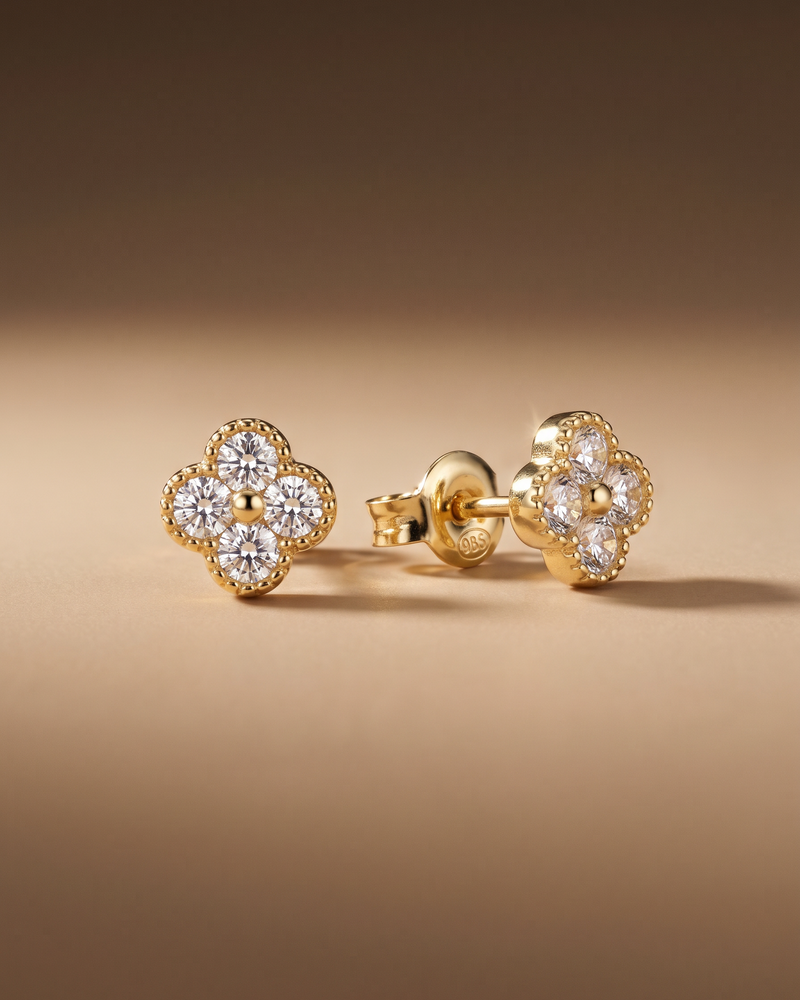 Laissez-vous séduire par les puces EDEN dorées de GENA Jewelry, des boucles d’oreilles aux reflets dorés et aux pierres blanches éclatantes, alliant finesse, modernité et sophistication.