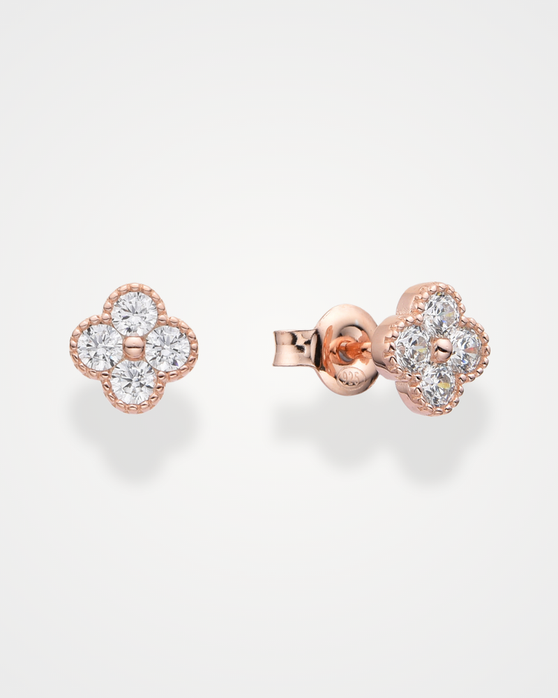 Boucles d’oreilles puces EDEN en argent 925 doré à l’or rose 18 carats, ornées d’un délicat pavage de zircons blancs scintillants. Un bijou fin et lumineux aux reflets rosés, signé GENA Jewelry.