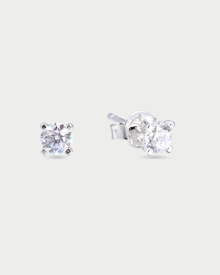 Puces Intemporel blanc taille L GENA Jewelry en argent 925 rhodié, ornées d’un zircon rond serti quatre griffes.