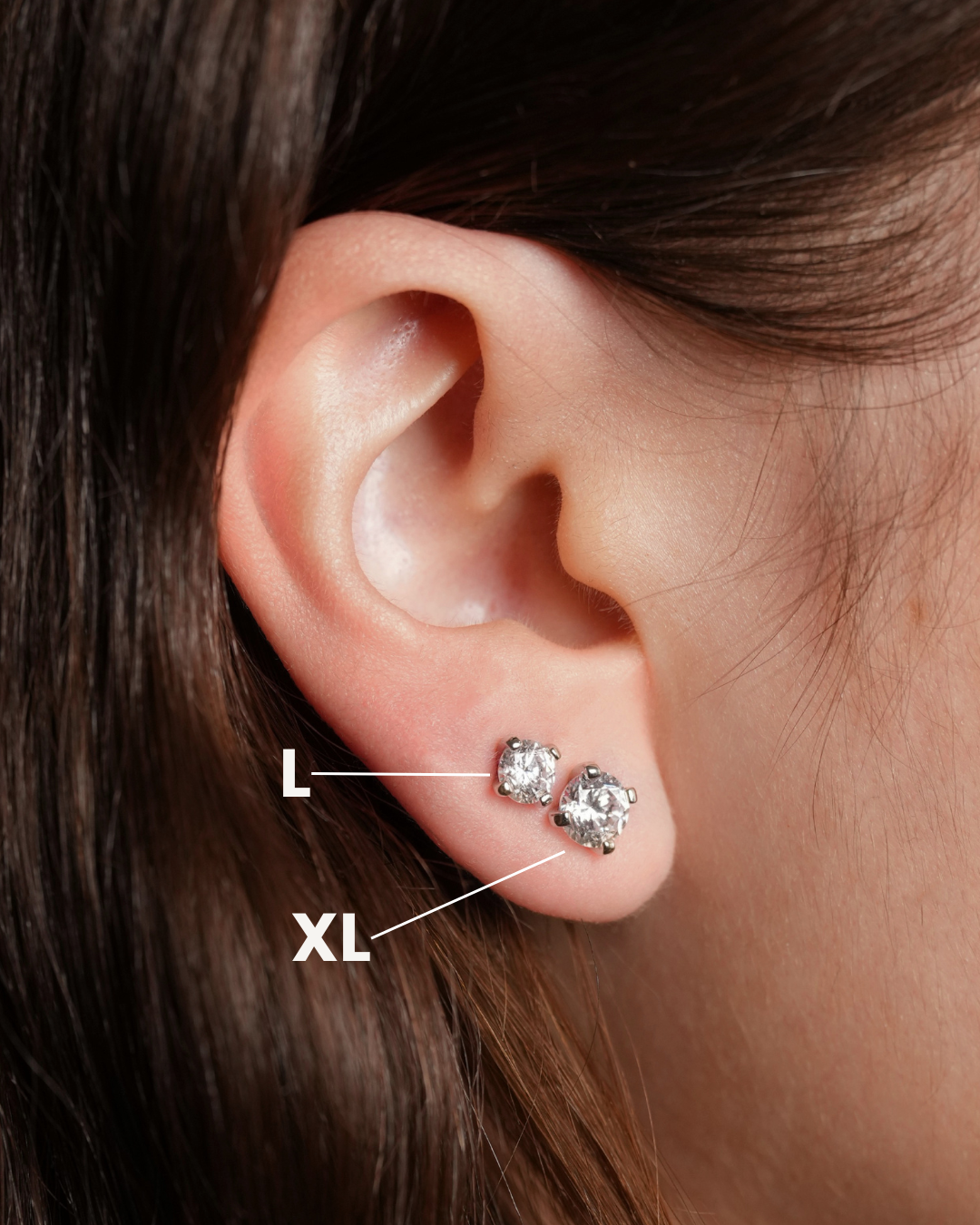 Puces Intemporel blanc taille L GENA Jewelry en argent 925 rhodié, ornées d’un zircon rond serti quatre griffes.