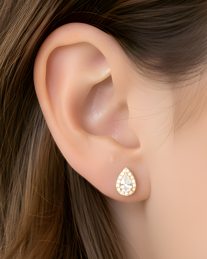 Boucles d’oreilles puces « M Infini Poire » en argent 925 doré à l’or jaune 18 carats, pierre centrale en zirconium taille poire, finition polie brillante.