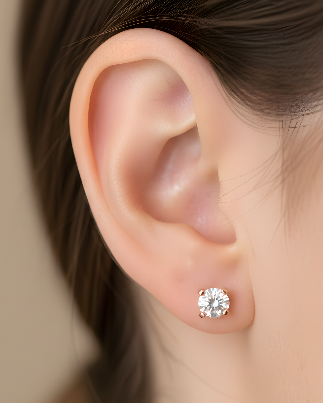 Puces M Intemporel – Rose en argent 925 doré à l’or rose 18 carats, format medium délicatement serti, finition lumineuse résistante à l’oxydation, fermoir papillon sécurisé, éclat doux et intemporel au quotidien.
