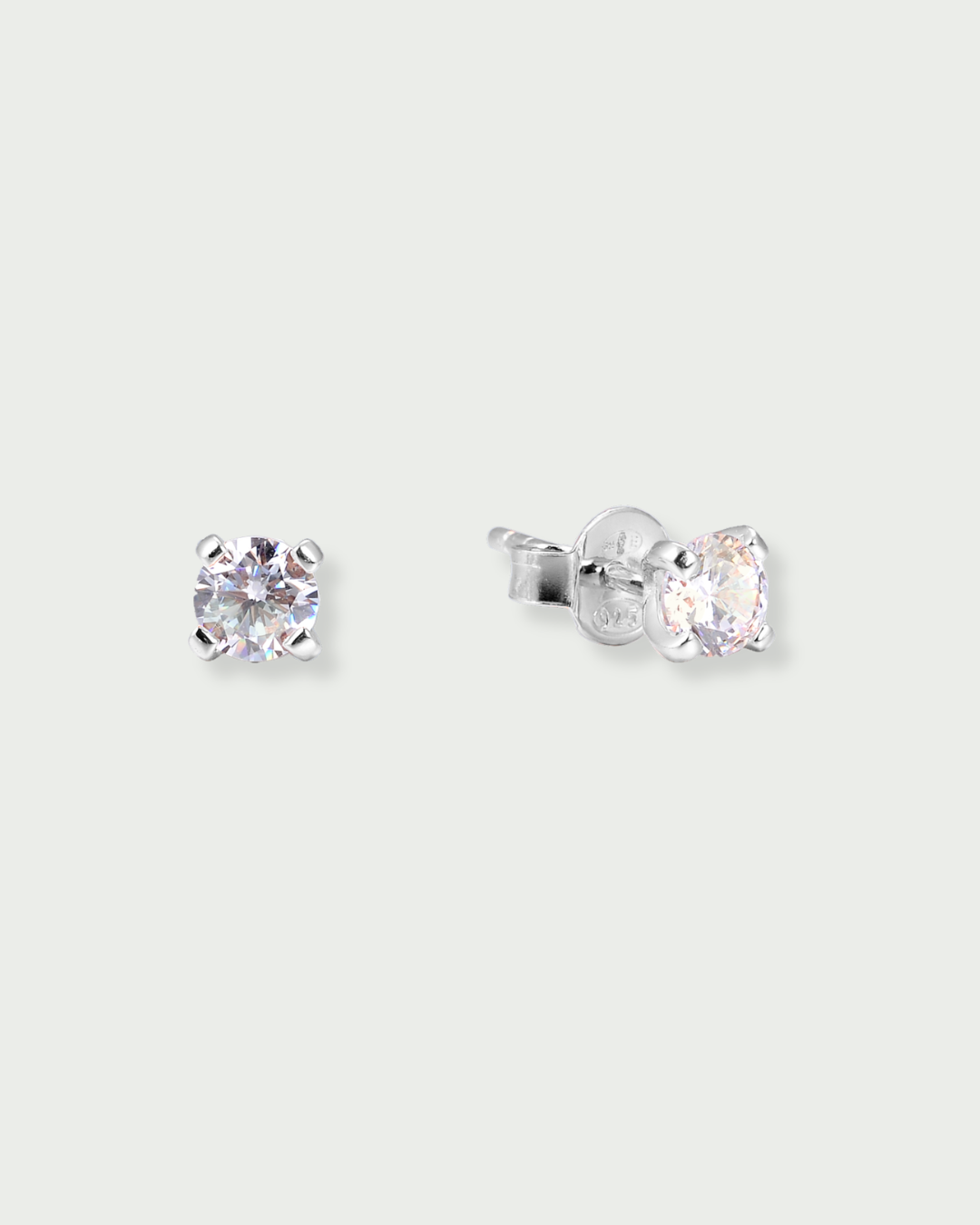 Puces M Intemporel – Blanc en argent 925 rhodié, format medium à la ligne épurée subtilement sertie pour un éclat net et équilibré, finition polie brillante résistante à l’oxydation, fermoir papillon sécurisé, conçues pour illuminer le visage avec une élégance discrète et intemporelle, du quotidien aux occasions les plus délicates.
