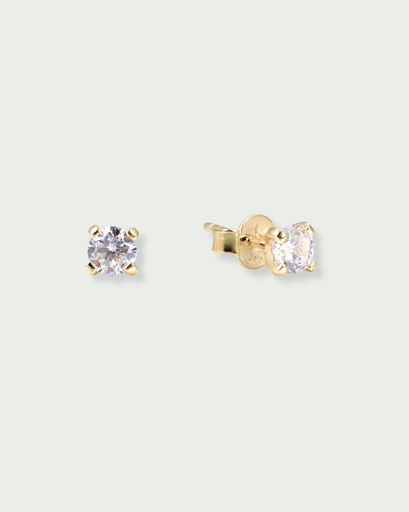 Puces M Intemporel – Doré en argent 925 rhodié doré a l'or 18 carats, format medium à la ligne épurée subtilement sertie pour un éclat net et équilibré, finition polie brillante résistante à l’oxydation, fermoir papillon sécurisé, conçues pour illuminer le visage avec une élégance discrète et intemporelle, du quotidien aux occasions les plus délicates.
