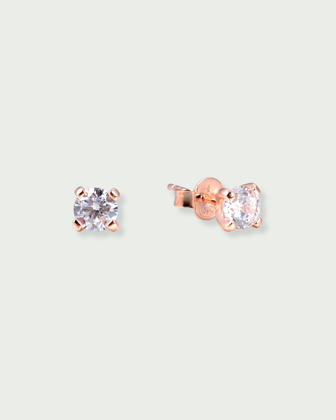 Puces M Intemporel – en argent 925 rhodié doré a l'or Rose 18 carats, format medium à la ligne épurée subtilement sertie pour un éclat net et équilibré, finition polie brillante résistante à l’oxydation, fermoir papillon sécurisé, conçues pour illuminer le visage avec une élégance discrète et intemporelle, du quotidien aux occasions les plus délicates.

