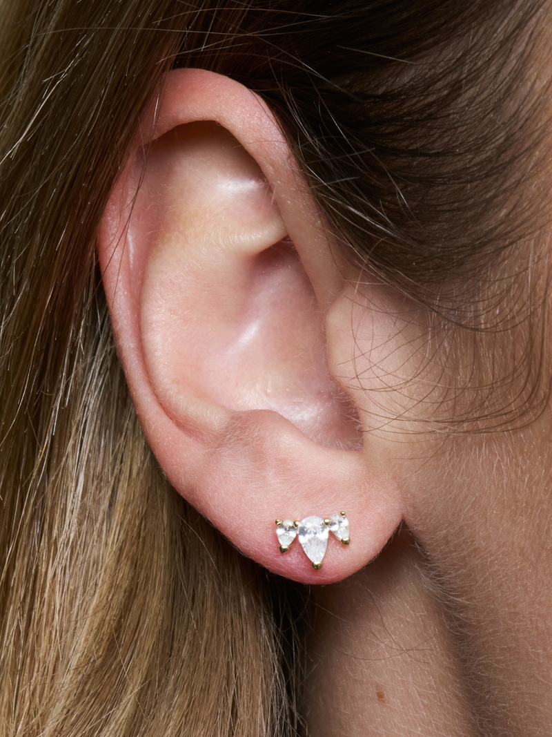 Puces d’oreilles Queen Pear Glow dorées en argent 925 plaqué or 18 carats, ornées d’un trio de zirconiums taille poire formant une petite couronne scintillante, design élégant et lumineux pour sublimer le lobe.