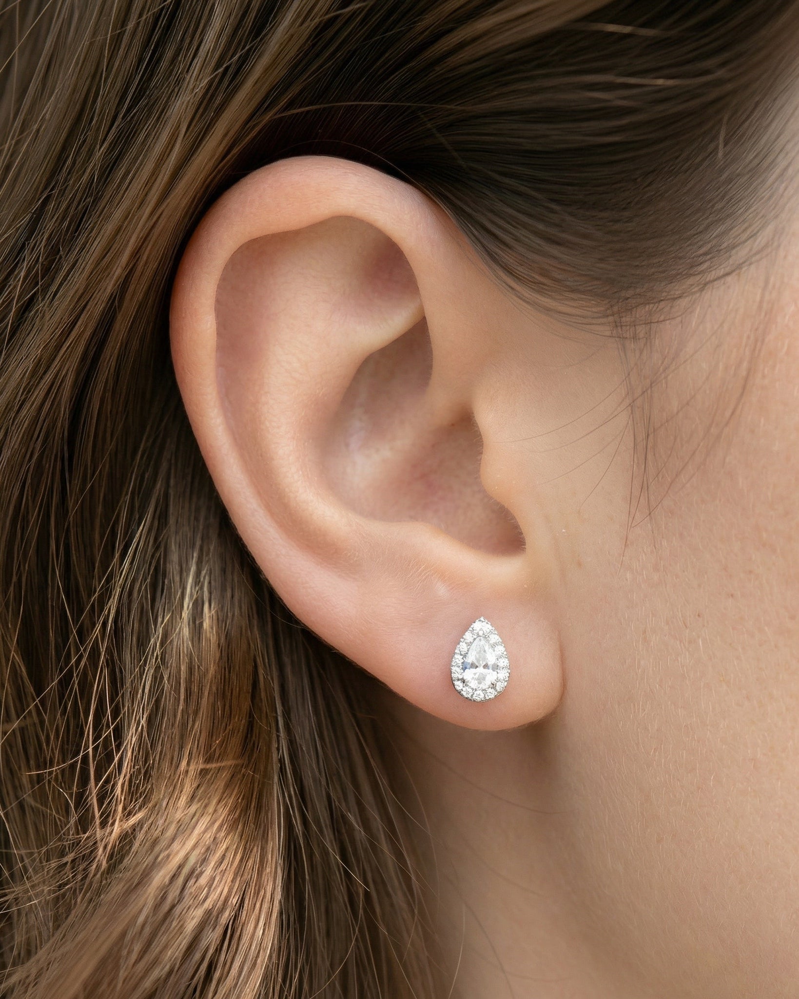 Boucles d’oreilles puces S Infini Poire en argent 925 rhodié, zirconiums blancs taille poire, finition polie brillante.