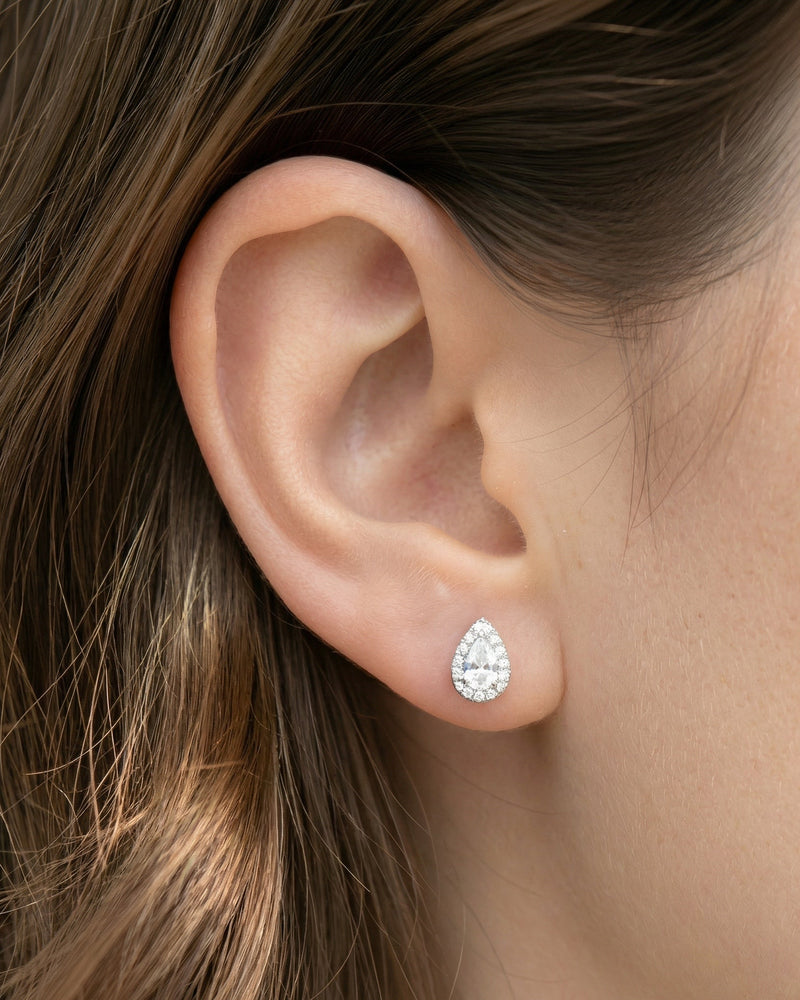 Boucles d’oreilles puces S Infini Poire en argent 925 rhodié, zirconiums blancs taille poire, finition polie brillante.