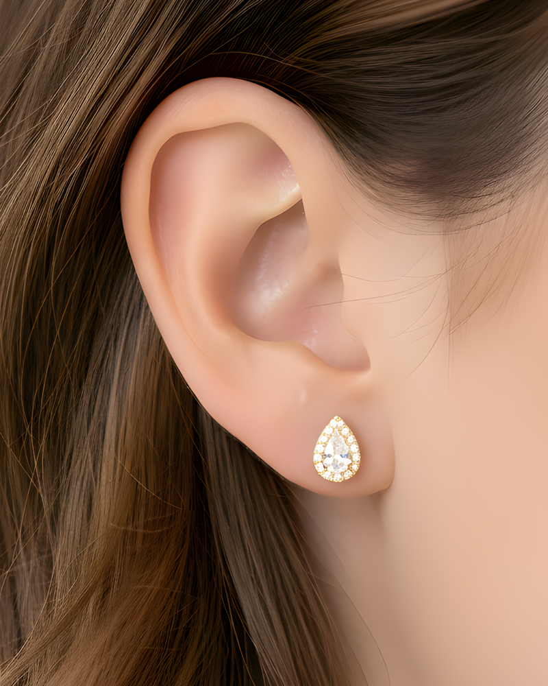 Boucles d’oreilles puces « S Infini Poire » en argent 925 doré à l’or jaune 18 carats, zirconiums blancs taille poire, finition polie brillante.