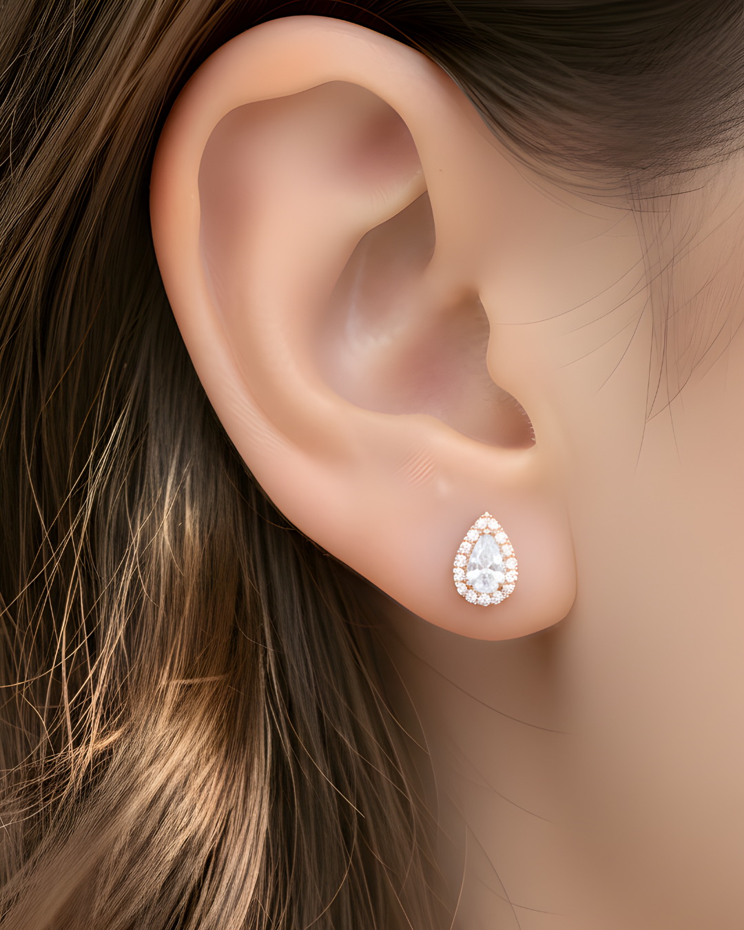 Boucles d’oreilles puces « S Infini Poire » en argent 925 doré à l’or rose 18 carats, zircons blancs taille poire sertis, finition polie brillante.