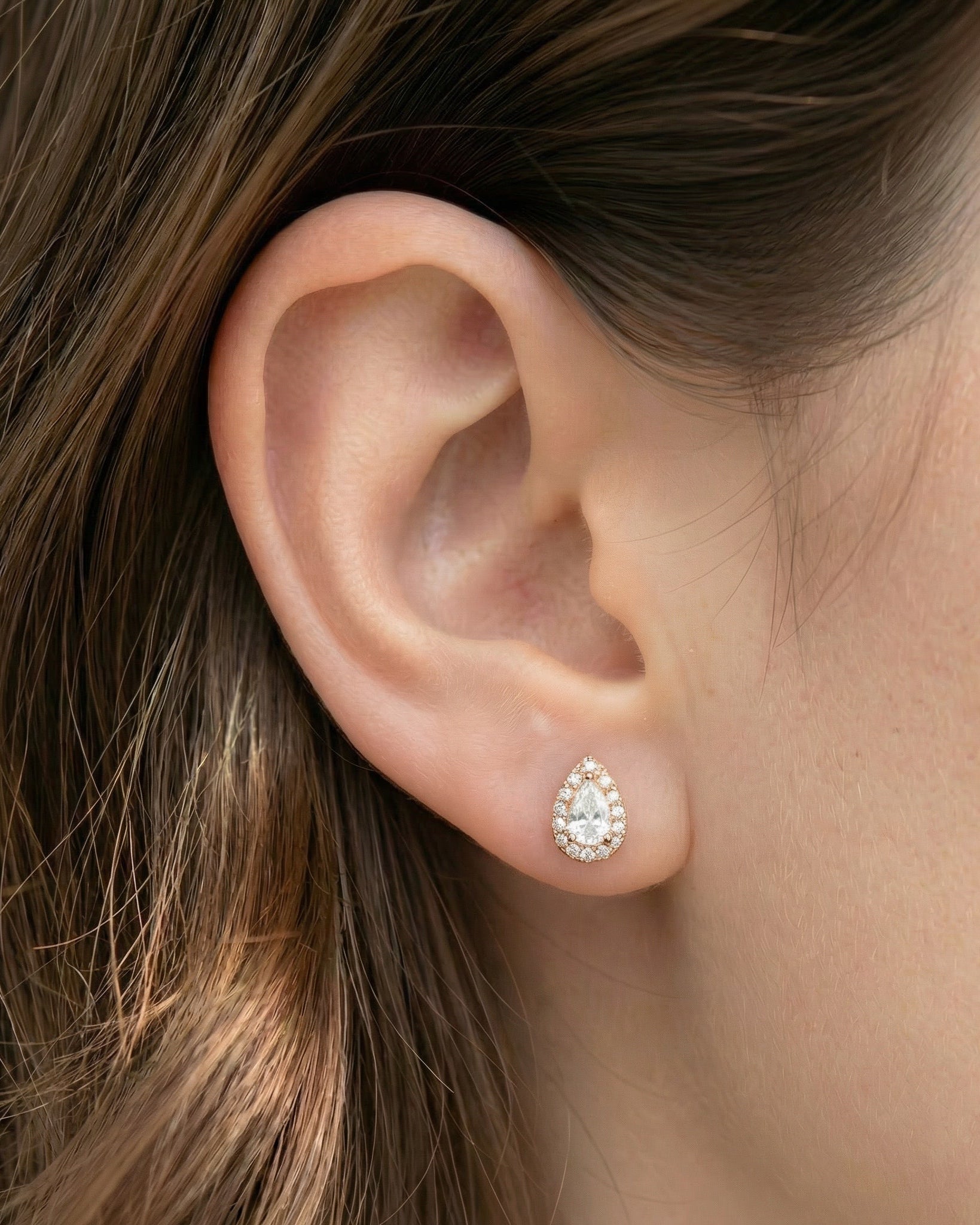 Boucles d’oreilles puces « S Infini Poire » en argent 925 doré à l’or rose 18 carats, zircons blancs taille poire sertis, finition polie brillante.