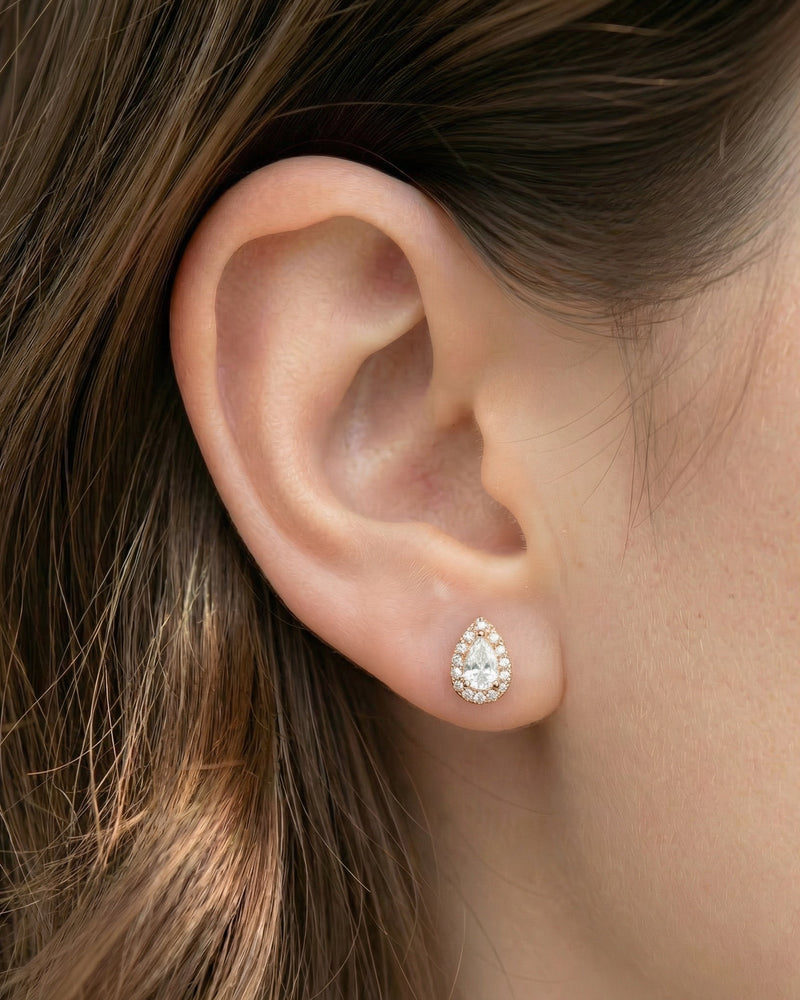 Boucles d’oreilles puces « S Infini Poire » en argent 925 doré à l’or rose 18 carats, zircons blancs taille poire sertis, finition polie brillante.