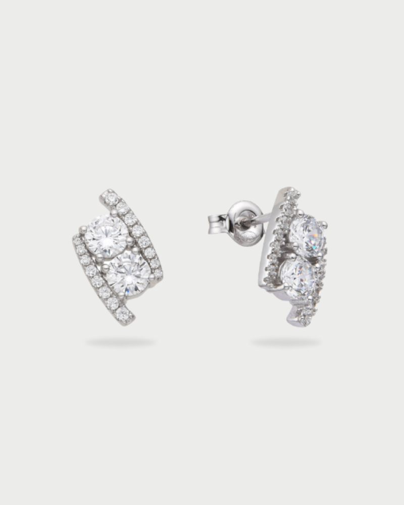 Boucles d’oreilles puces « Sharp » en argent 925 rhodié, formes géométriques élégantes avec pavage de zirconiums taille ronde, finition polie brillante.