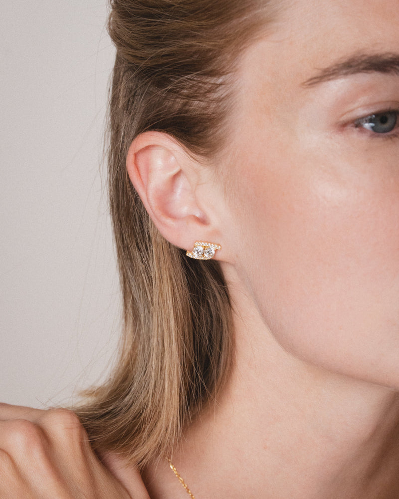 Boucles d’oreilles puces « Sharp » en argent 925 doré à l’or jaune 18 carats, formes géométriques élégantes avec pavage de zirconiums taille ronde, finition polie brillante.